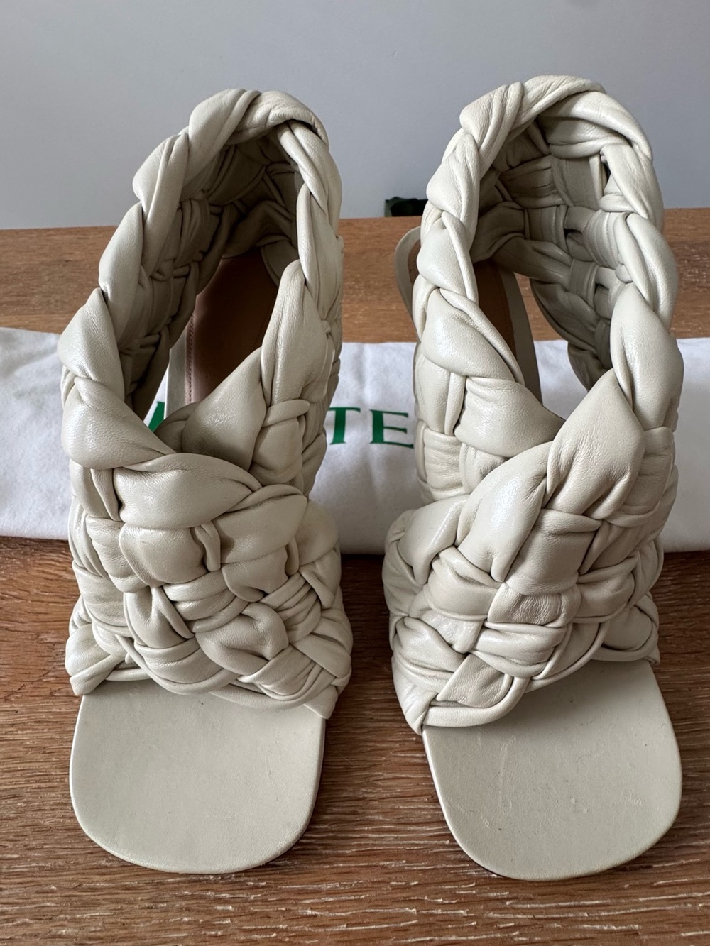 Bottega Veneta Intrecciato Leather Sandals Ivory EU39 | NeverWorn | Dust Bag